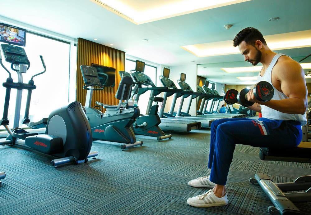 阿格拉万怡酒店 外观 照片 A man working out in a gym