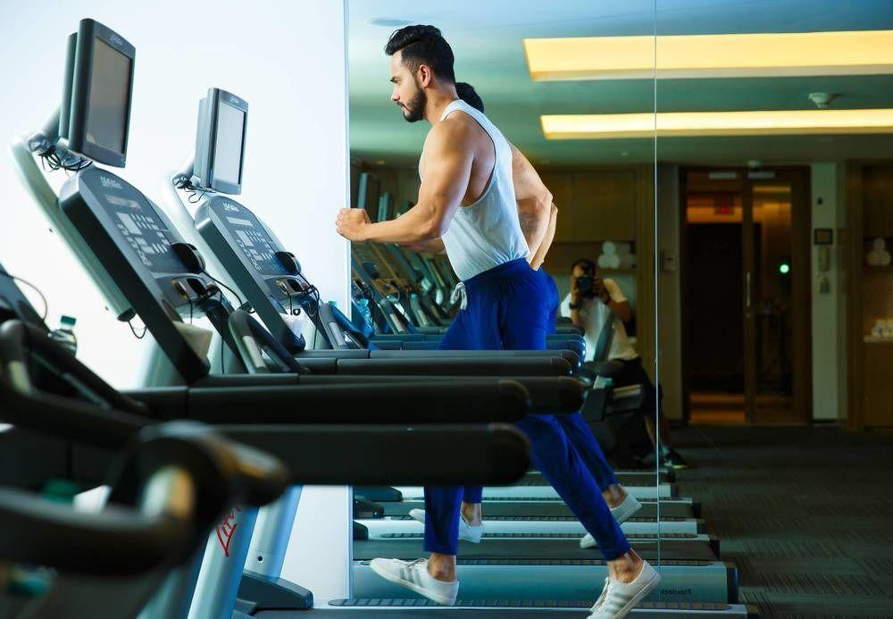 阿格拉万怡酒店 外观 照片 A treadmill in use