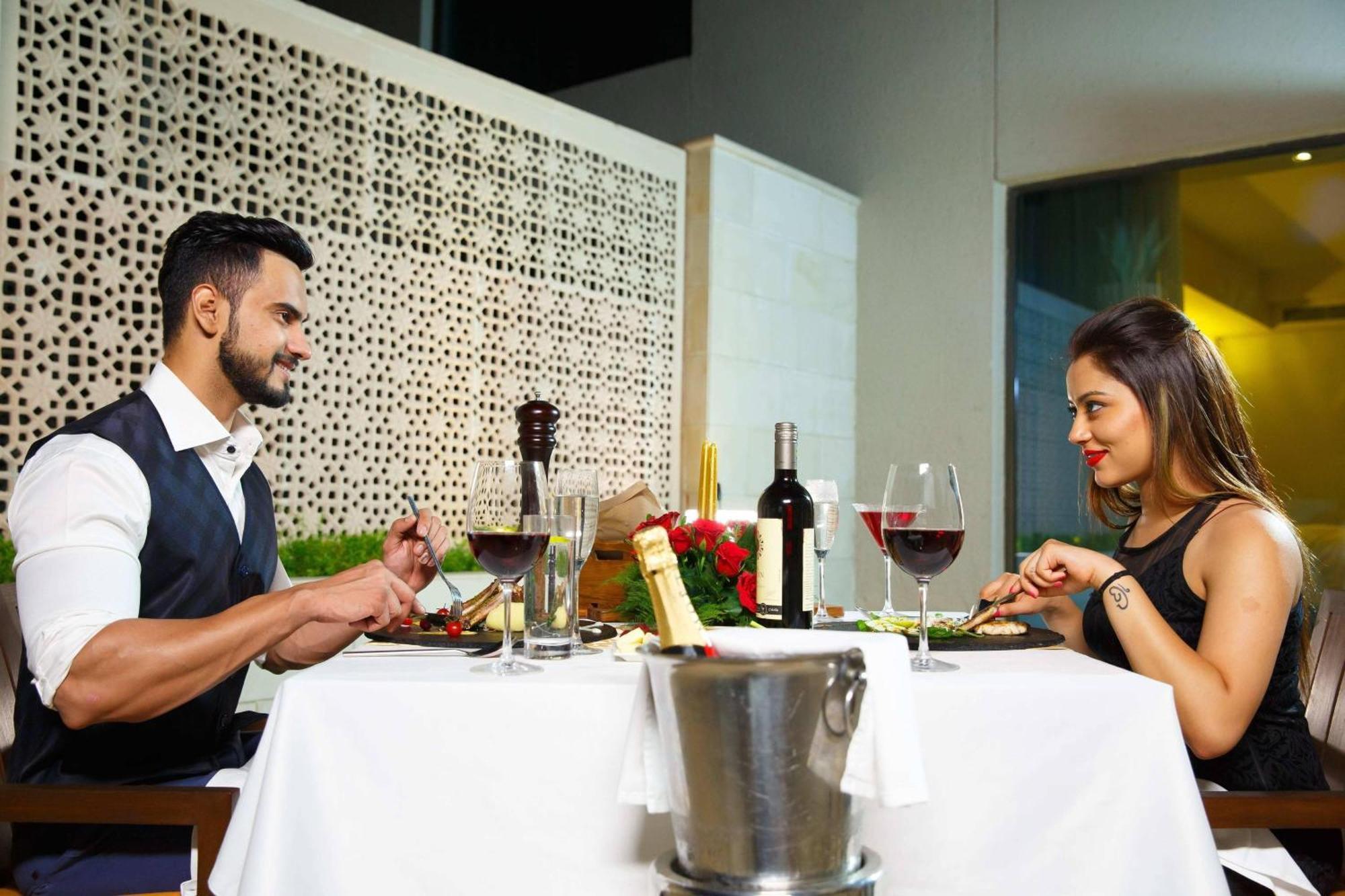 阿格拉万怡酒店 外观 照片 A couple dining at a restaurant