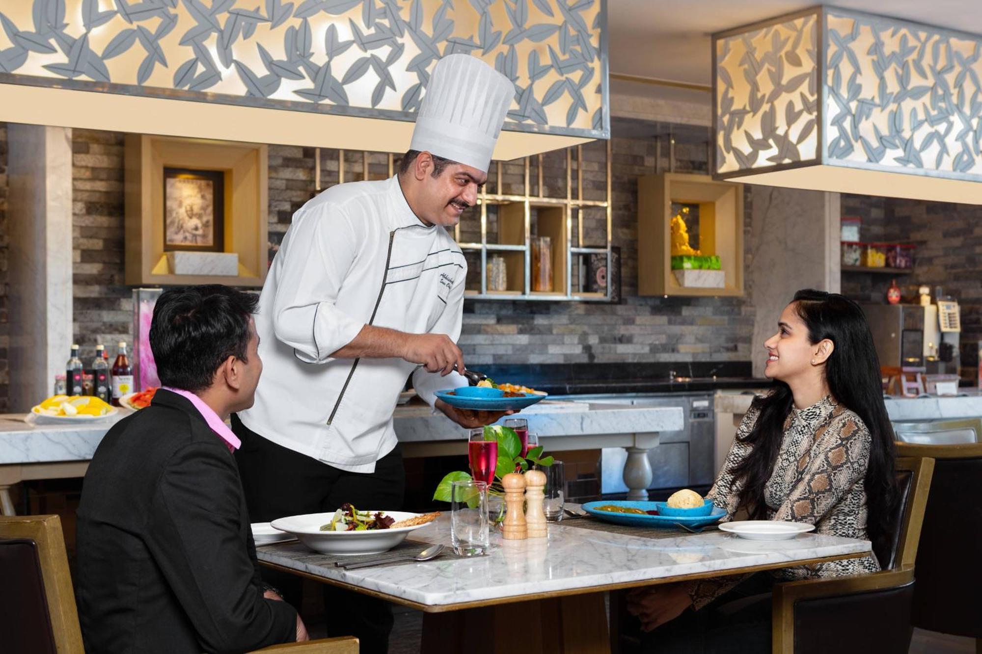 阿格拉万怡酒店 外观 照片 A chef serving food to guests