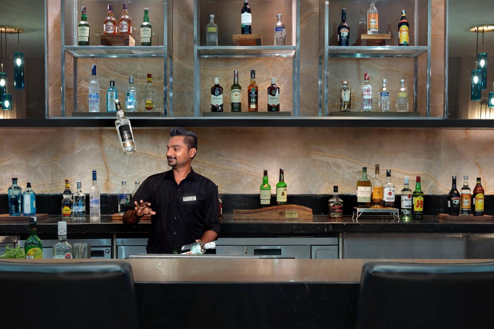 阿格拉万怡酒店 外观 照片 A bartender at work